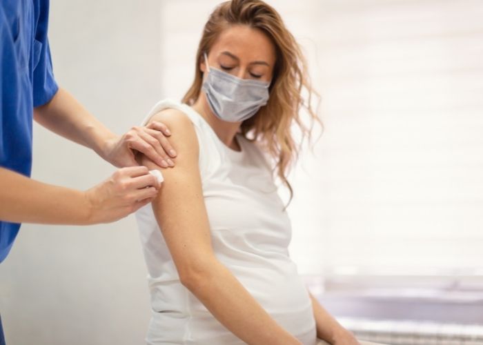  pregnant woman getting covid vaccine 