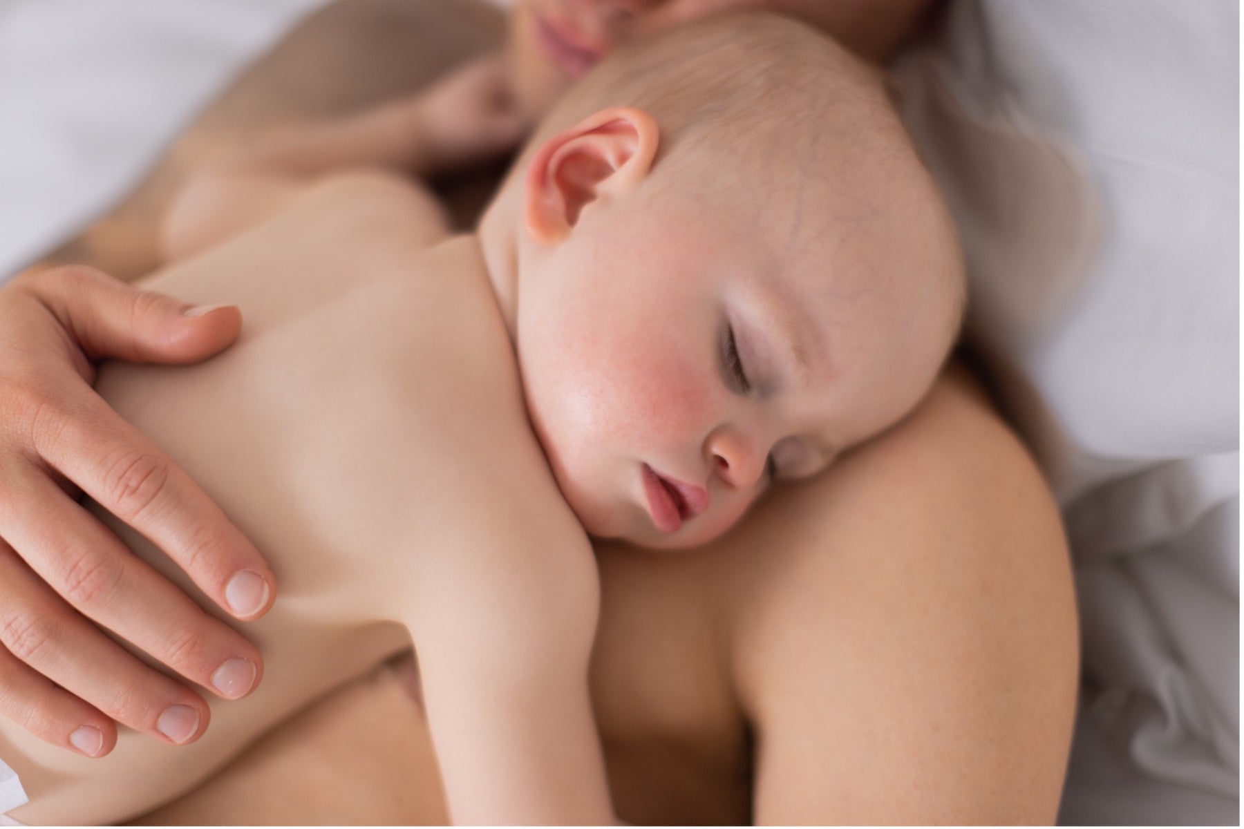A mother holds her baby doing skin-to-skin contact