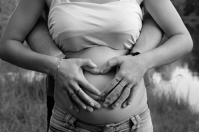  28 weeks pregnant partner hold heart 